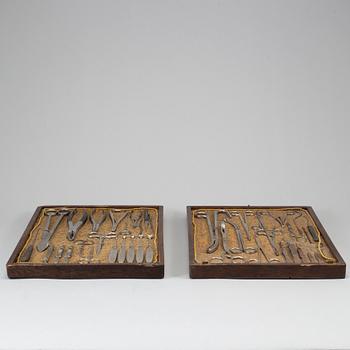 LÄKARINSTRUMENT, ca 40 delar, i schatull av ek. Omkring år 1900.
