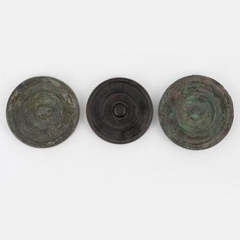 Speglar, brons, tre stycken. Mingdynasty (1368-1644).