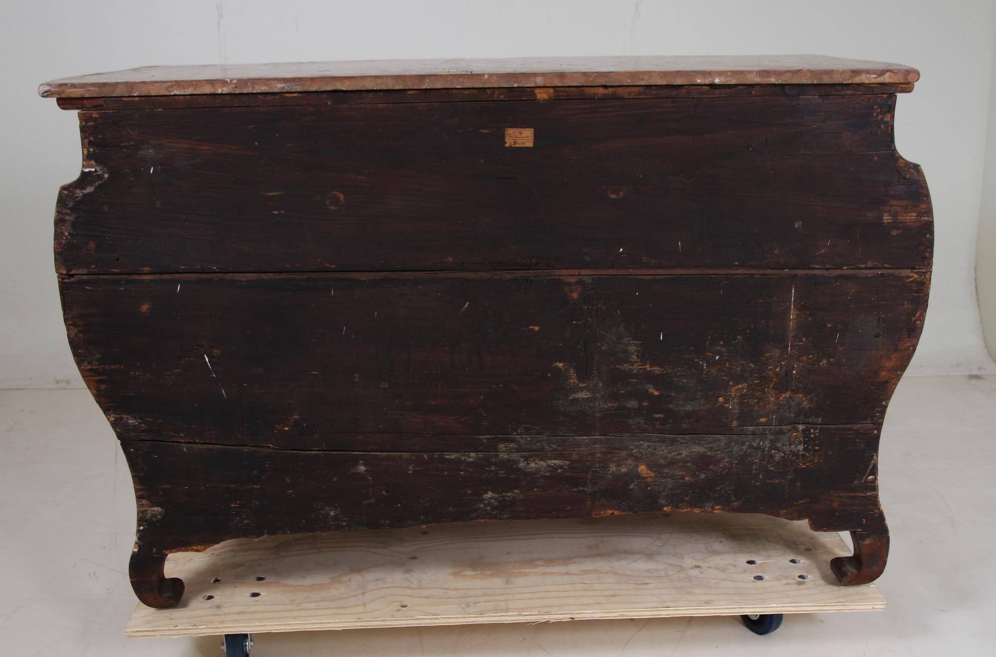 BYRÅ/SKÅPSUNDERDEL, Sydtyskland, 1700-talets mitt.