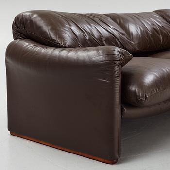 A Vico Magistretti leather sofa, "Maralunga" Cassina, Italy 20th century latter part.