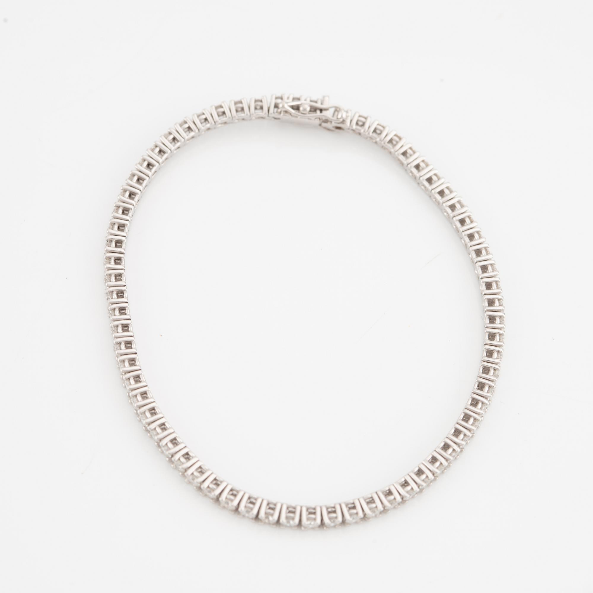Tennisarmband 18K vitguld med briljantslipade diamanter, medföljande HRD report.