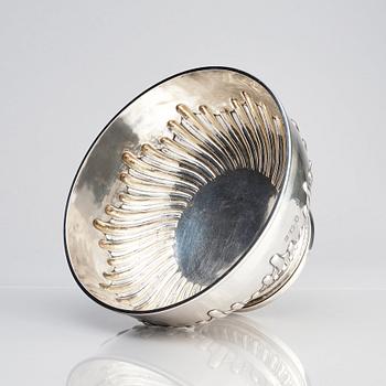 An English silver bowl, mark of Daniel Smith & Robert Sharp, London 1761/62.