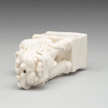 RÖKELSEHÅLLARE, blanc de chine. Qingdynastin, Kangxi (1662-1722).