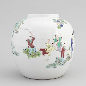 A Chinese porcelain urn, second half of the 20th century or modern.