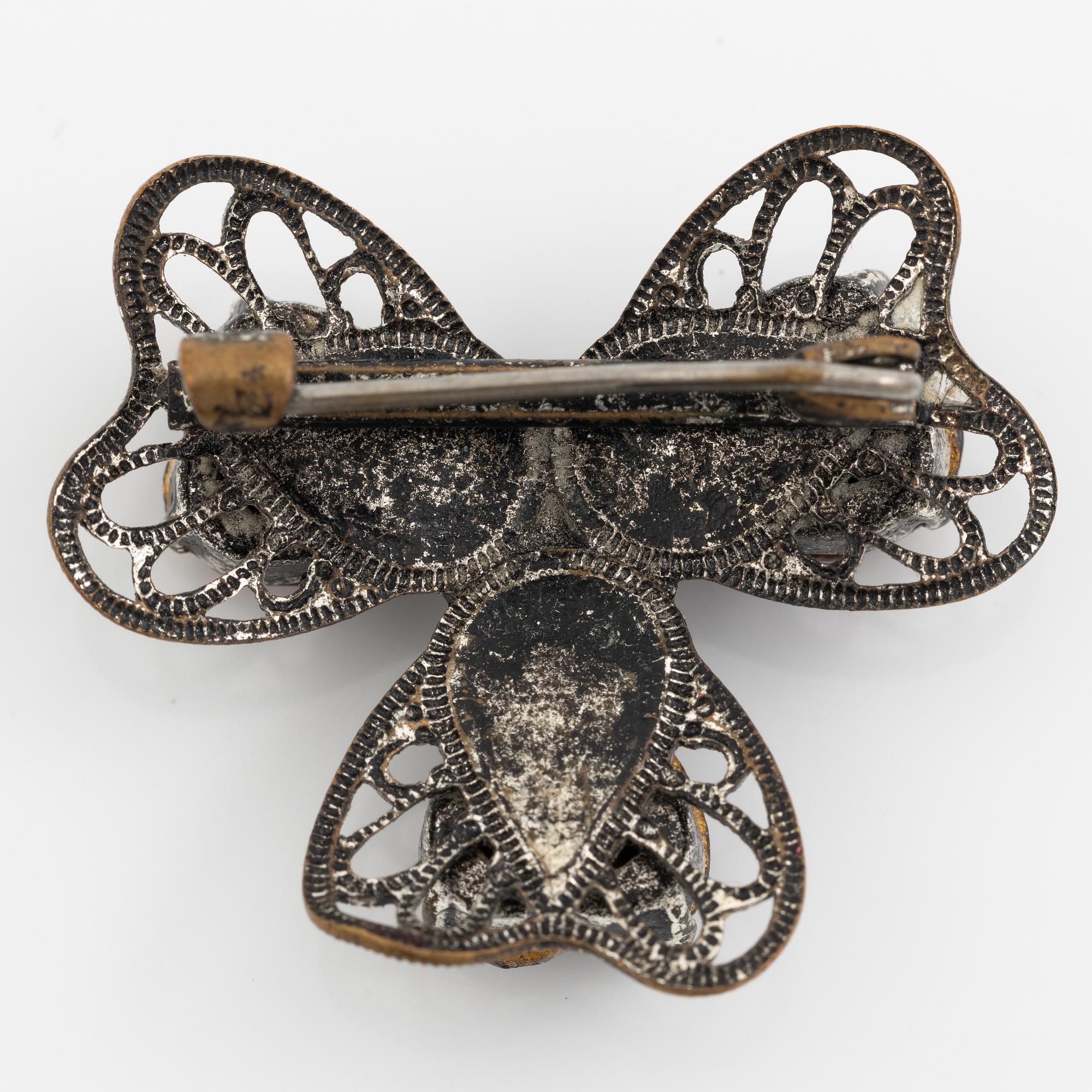 Necklace and brooch with purple stones.