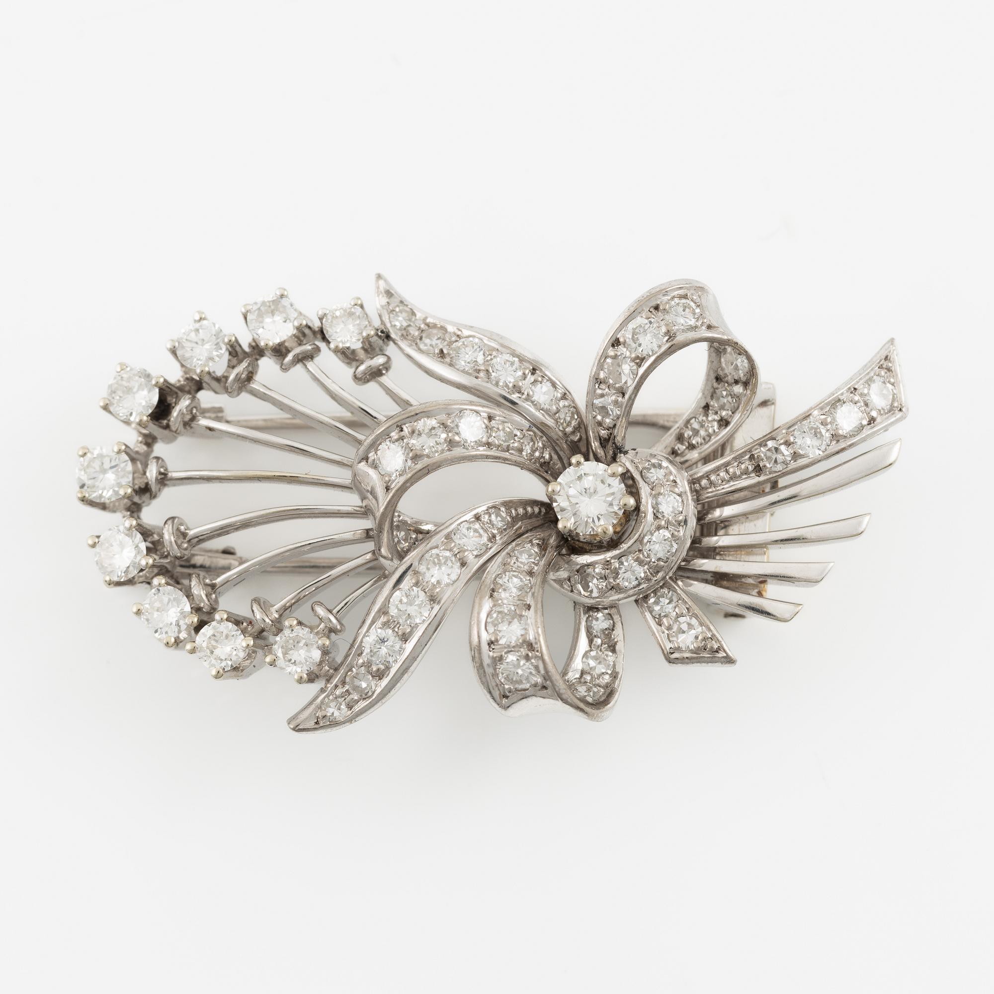 Brooch/clip 18K white gold set with round brilliant-cut and eight-cut diamonds.