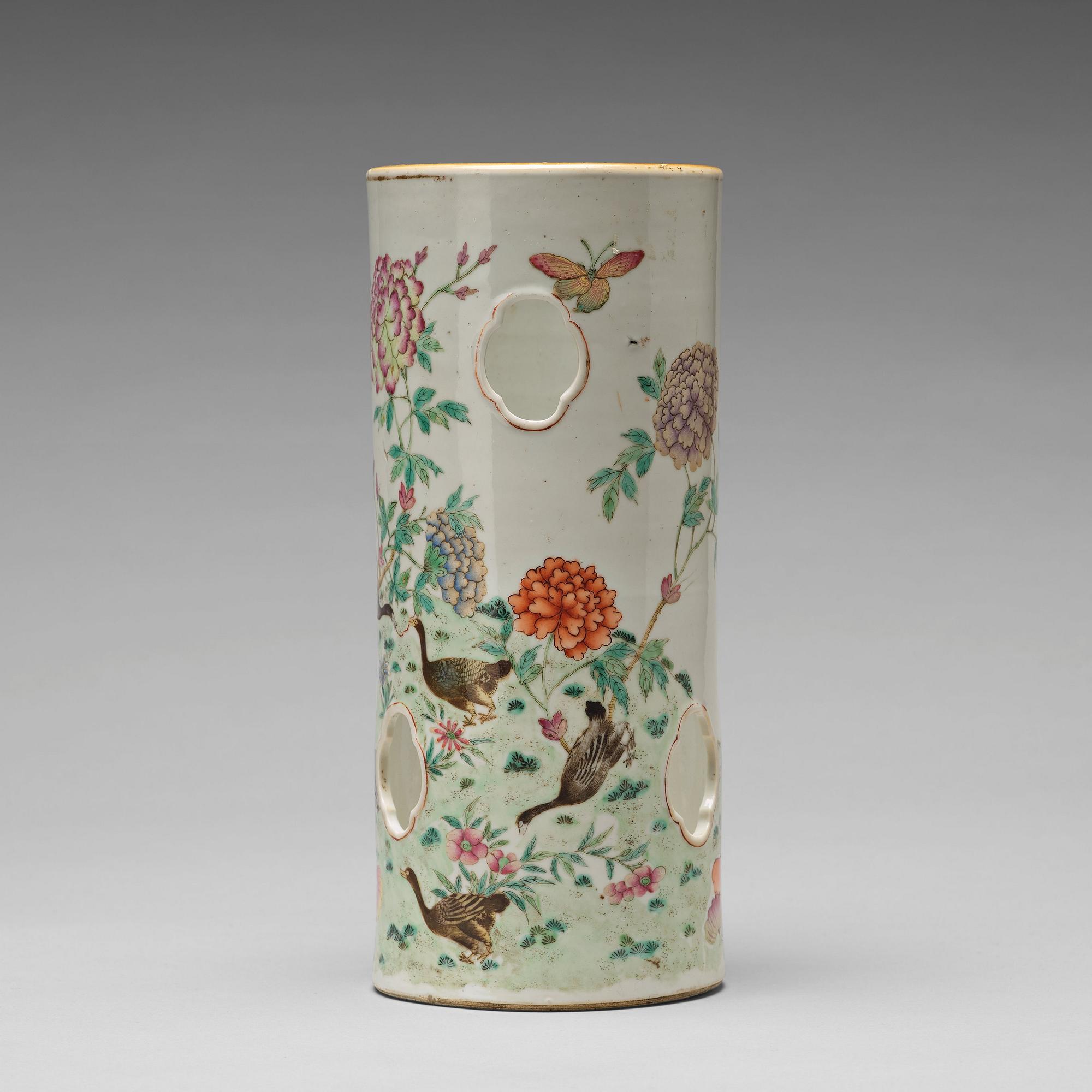 PERUKSTOCK/VAS, porslin. Qingdynastin, omkring 1900.