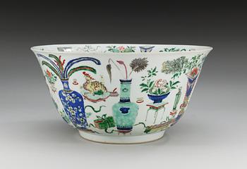 A large famille verte punch bowl, Qing dynasty, Kangxi (1662-1722).