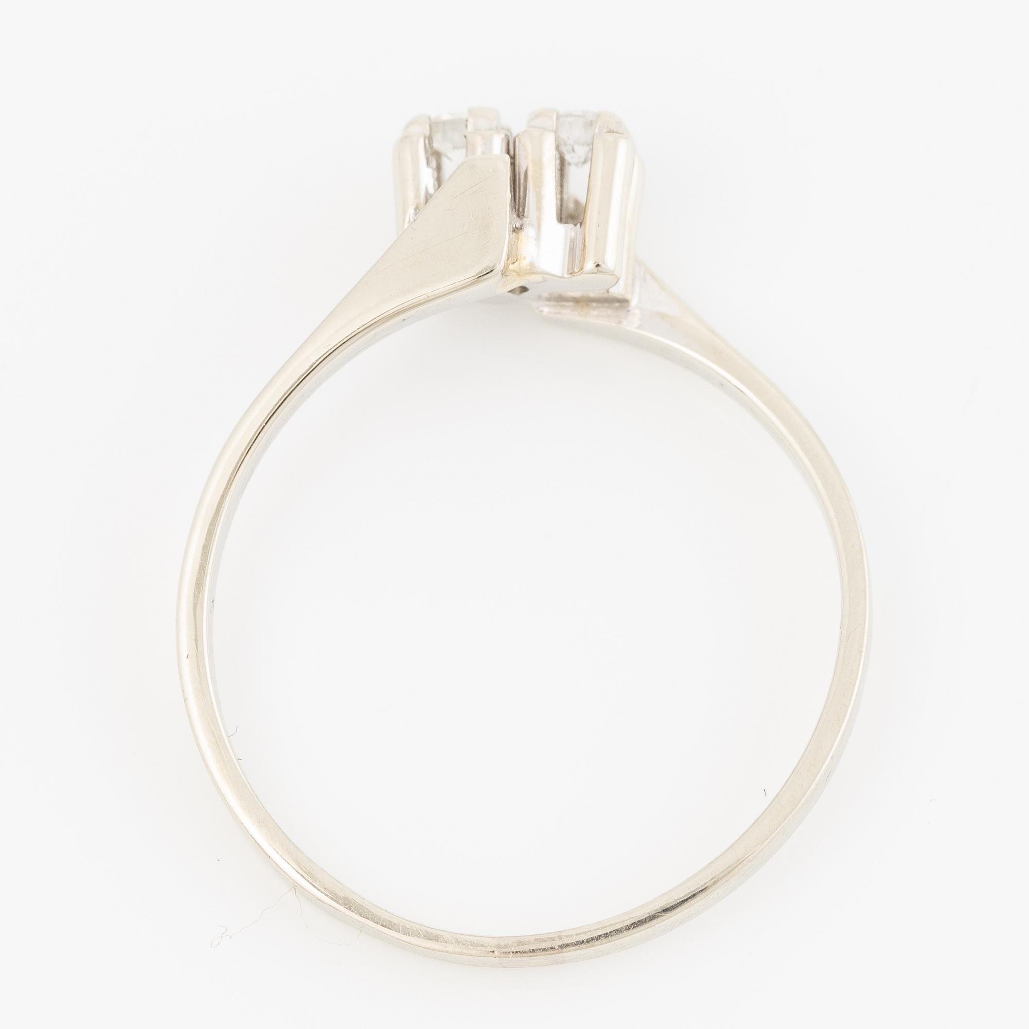 Ring, 18K vitguld med två små briljantslipade diamanter.