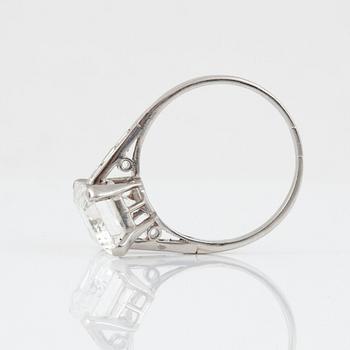 RING med en smaragdslipad diamant, ca 5.53 ct. Kvalitet F/VVS2. Storlek och kvalitet enligt GIA certifikat.