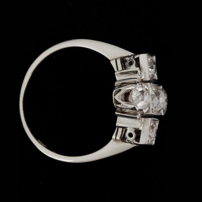 RING, 18k vitguld med 5 äldre briljantslipade diamanter. Vikt ca 6 gram.