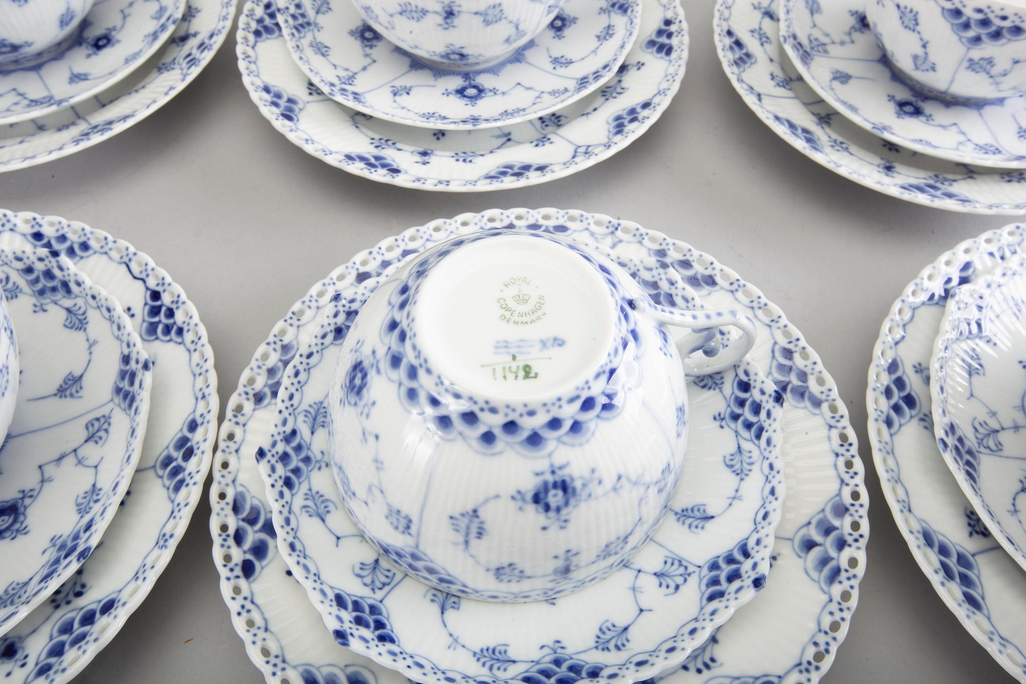 SERVIS 13 dlr Musselmalet helblonde och halvblonde Royal Copenhagen Danmark porslin 1900-talets senare del.