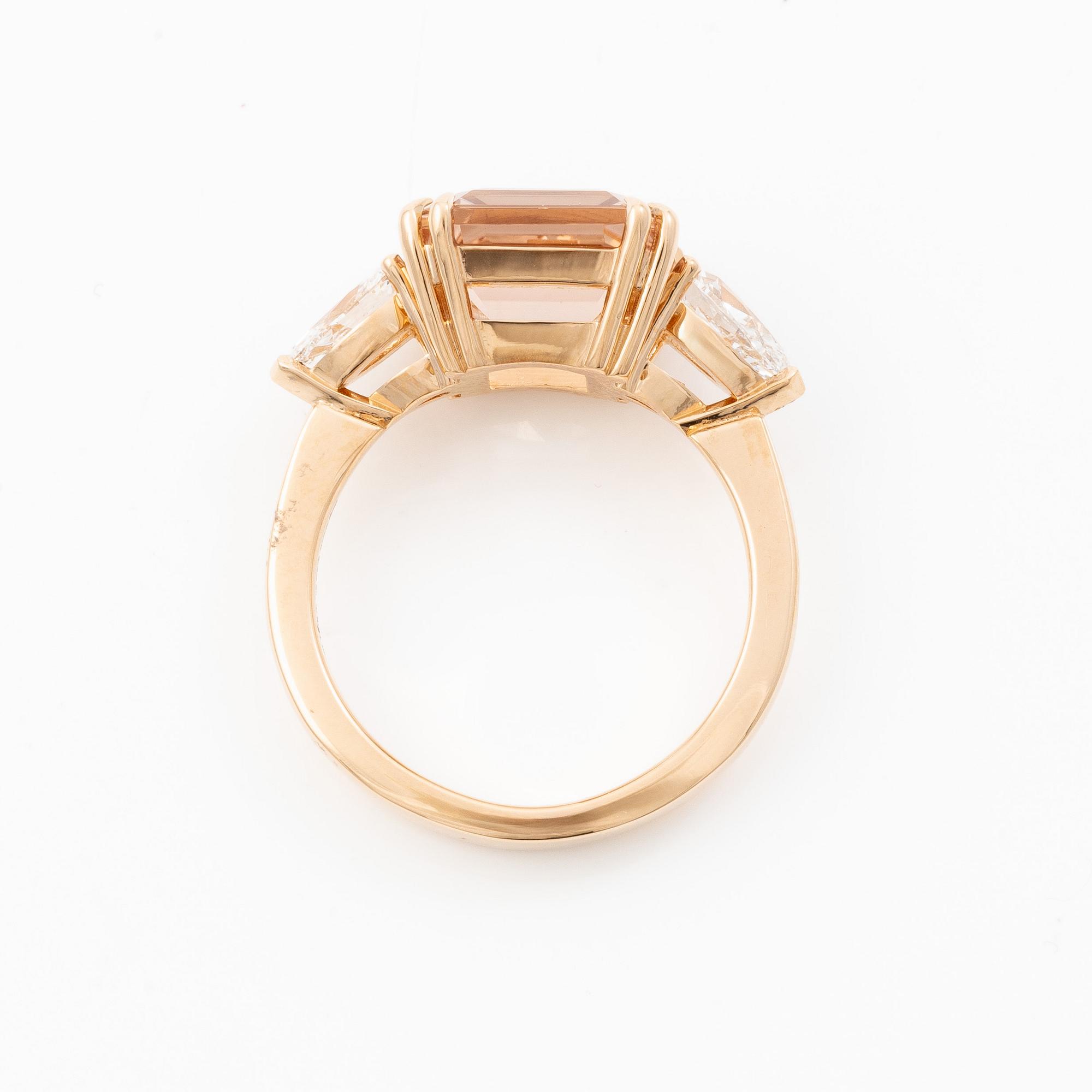 Ring in 18K rose gold with morganite and pear-shaped diamonds.