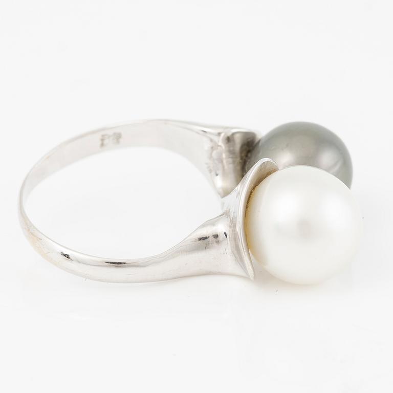 Ring 18K guld med odlade pärlor.