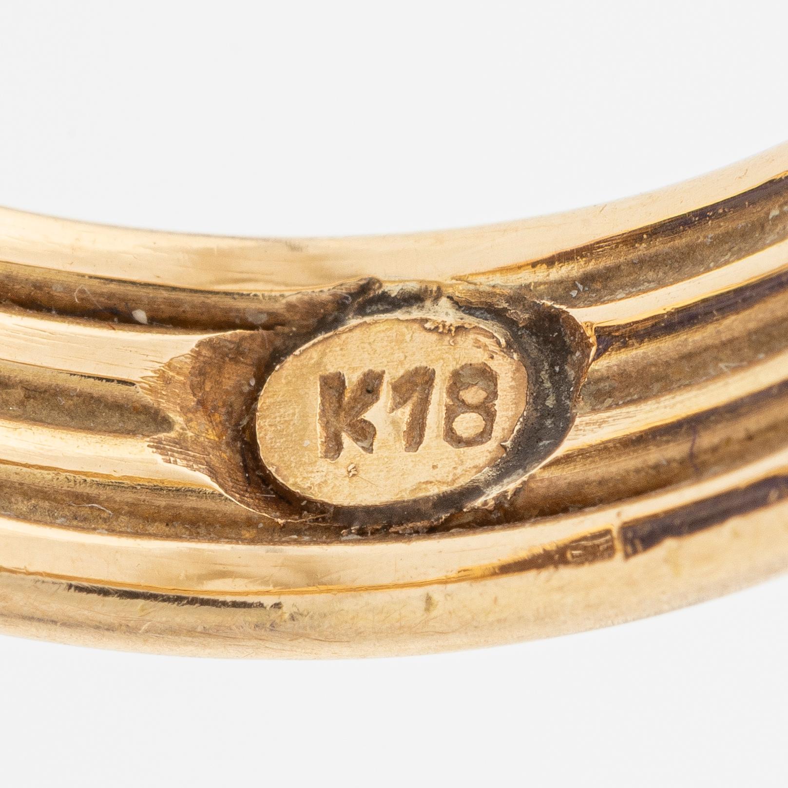 Ring, 18K gold with a synthetic stone.