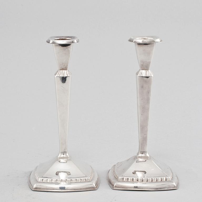 LJUSSTAKAR, ett par, silver, omkring 1900-talets mitt.