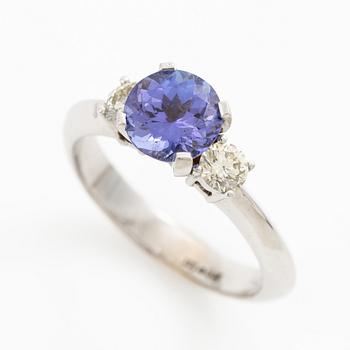 Ring 18K white gold with tanzanite and brilliant-cut diamonds.