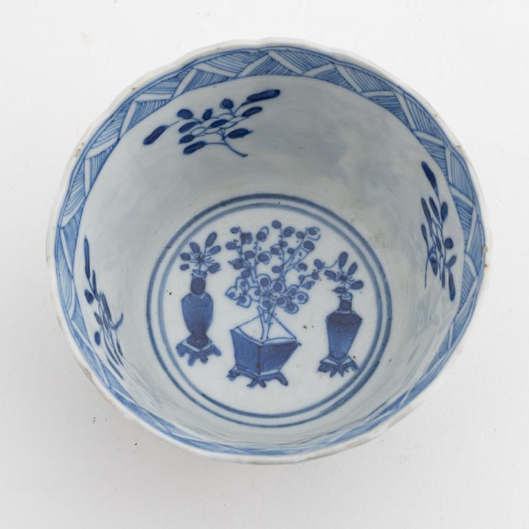A Chinese blue and white faceted porcelain cup or bowl, Qing dynasty, Kangxi (1662-1722).