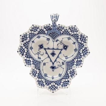Royal Copenhagen, Serveringsfat. porslin, "Musselmalet helblond", Royal Copenhagen, modell 1/1077, 1969-1974.