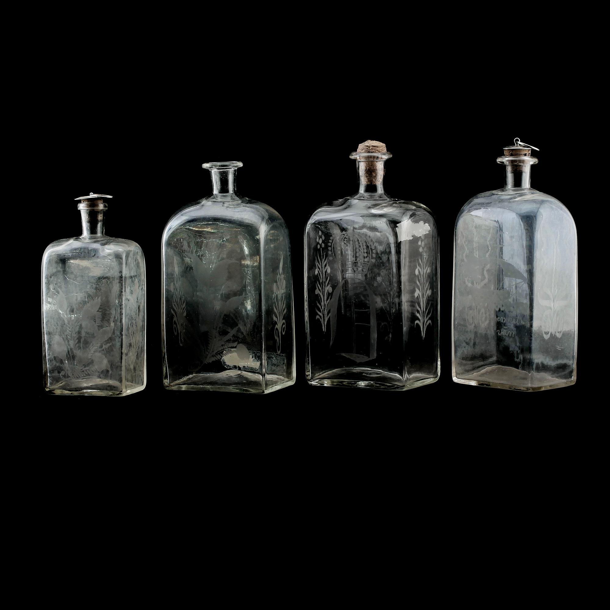 BRÄNNVINSFLASKOR, 4 st, glas, 1800-talets mitt.