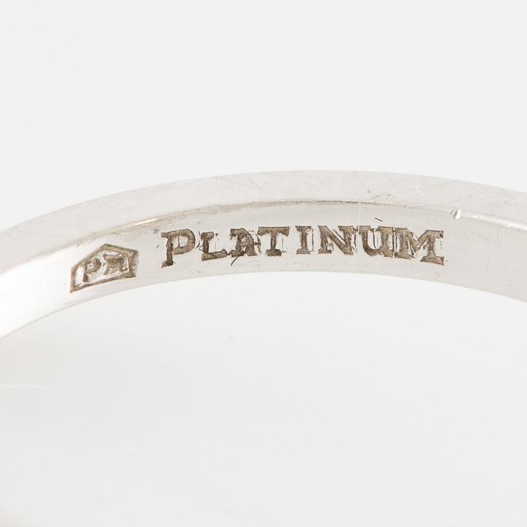 Ring, in the form of a flower, platinum with chrysoberyl and drop-cut and brilliant-cut diamonds.