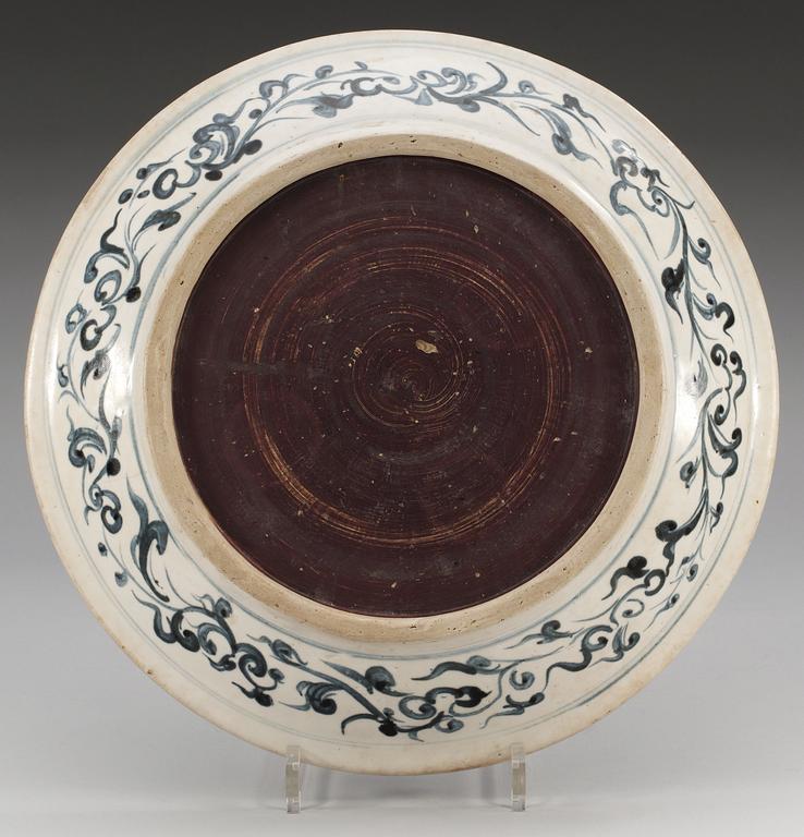 A blue and white Vietnamese charger, 15/16th Century.