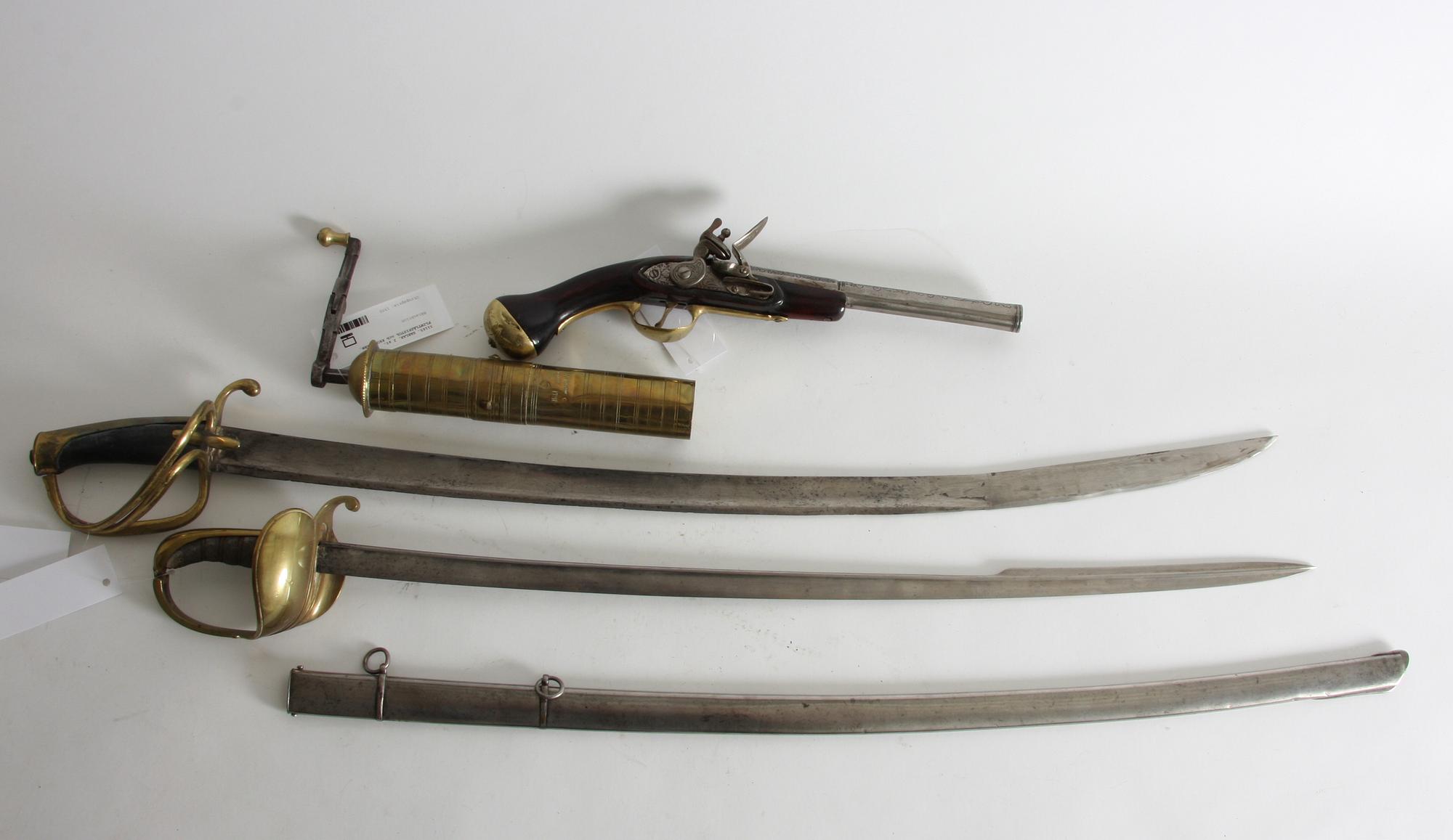 SABLAR, 2 st, FLINTLÅSPISTOL och KRUTKVARN.