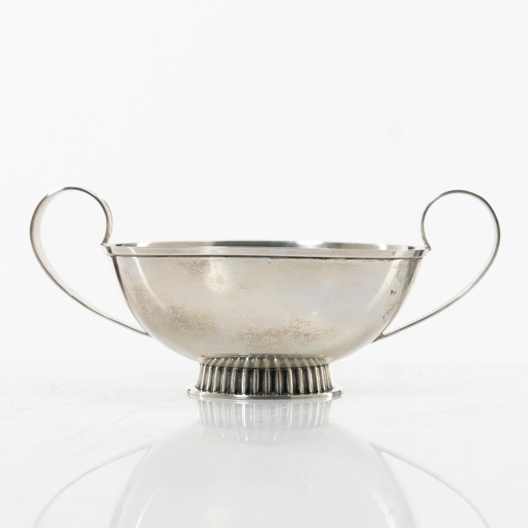 Tre delar silver, sockerskål, mjölkkanna och bricka. CG Hallberg 1953 & K & EC 1949.