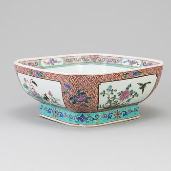 A Chinese porcelain bow l with Yongzheng mark, second half of the 20th Century.