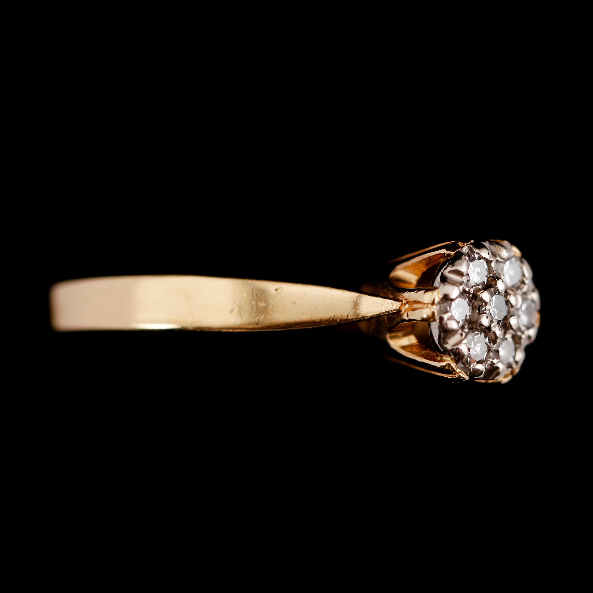 RING, 18 k guld, svenska stämplar 1984 med 7 mindre briljantslipade diamanter.