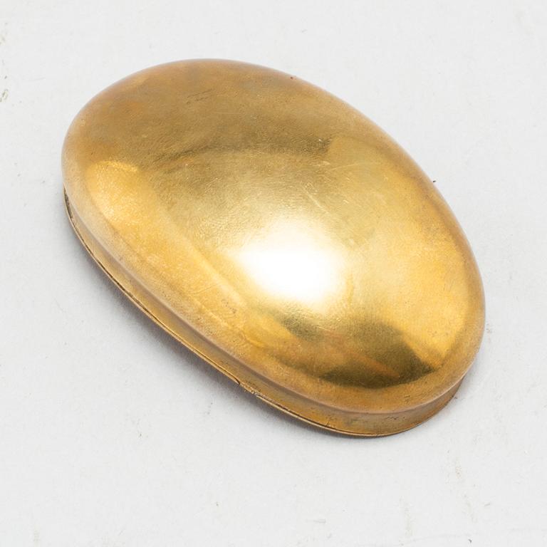 A BRASS SNUFF BOX, 18TH/19TH CENTURY.