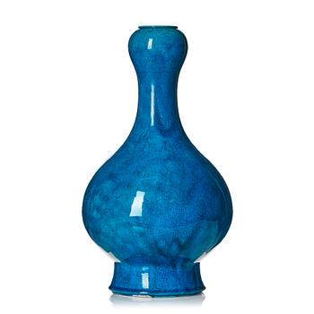 1085. A large turqouise glazed bulb vase, late Qing dynasty.