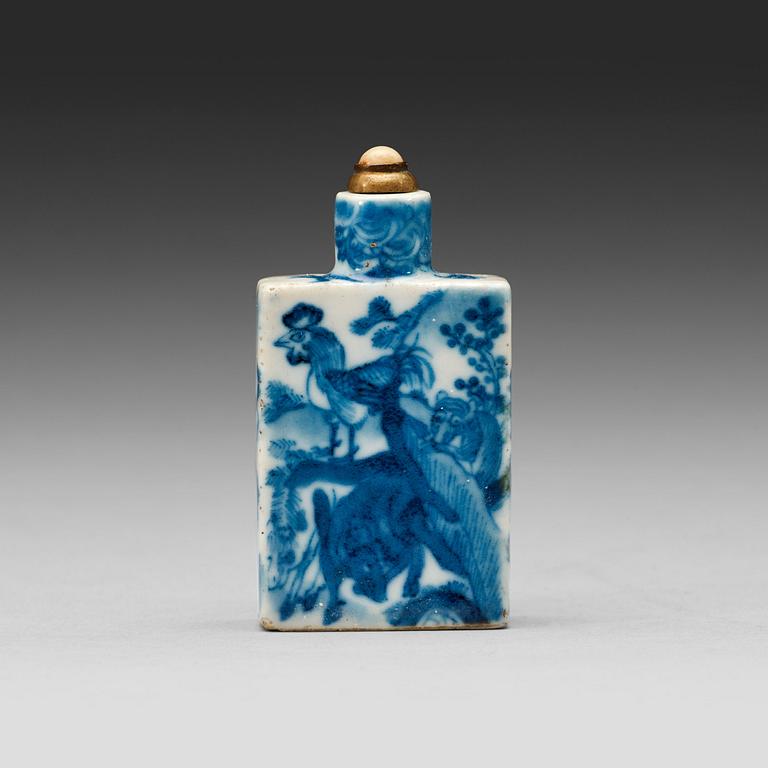 A blue and white snuffbottel, Qing dynasty, 18th century.