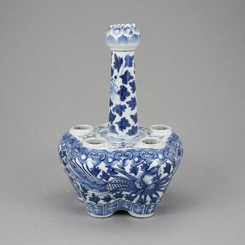 TULPANVAS. Porslin, Kina, 1800-tal.
