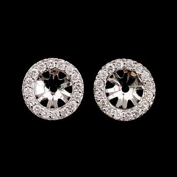 ÖRHÄNGEN, 1 par, 14 k vitguld, briljantslipade diamanter tot 0.66 ct.