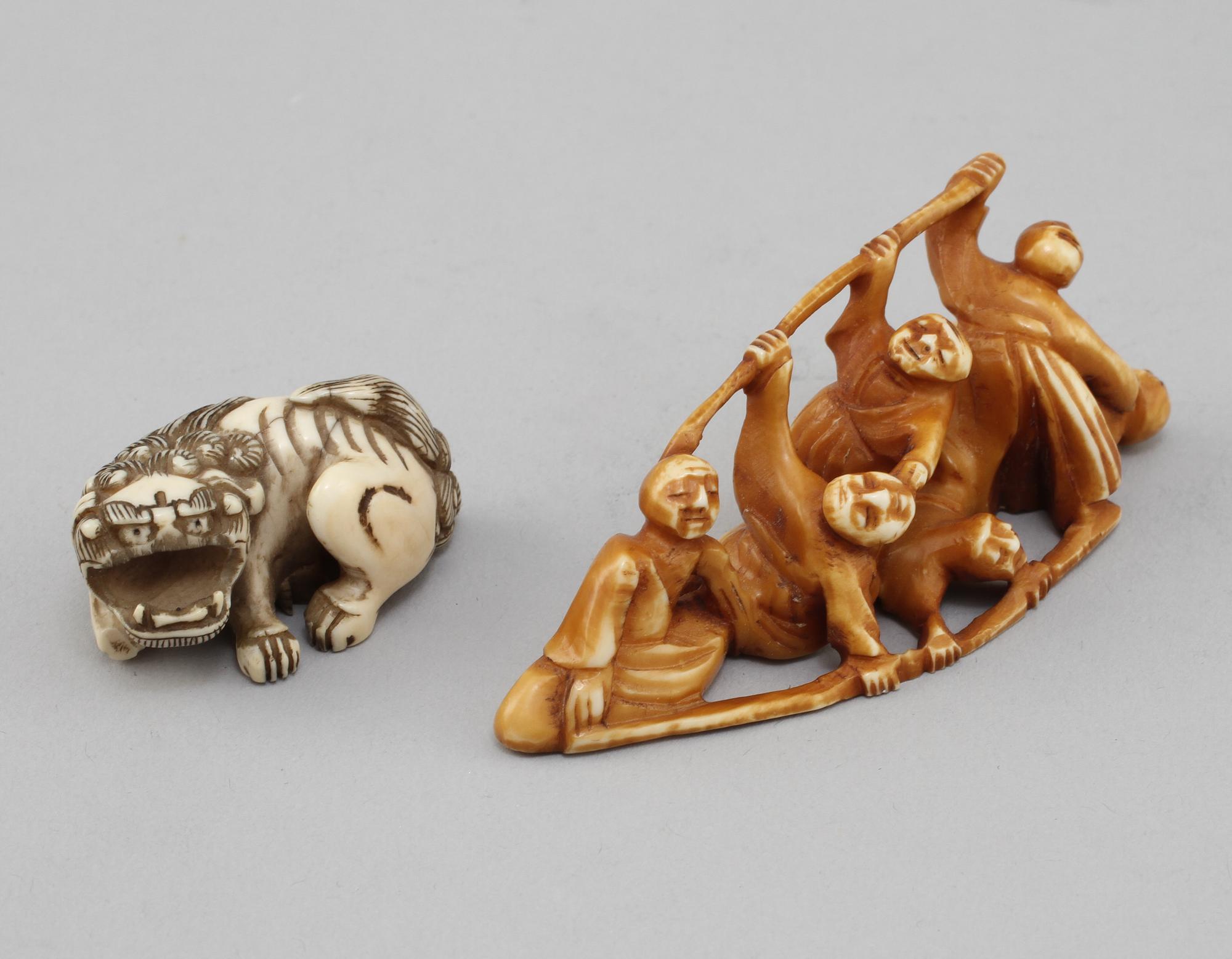 NETSUKES, 2 st, ben, Japan, 1900-talets första hälft.