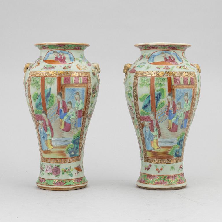 A pair of Chinese porcelain Canton vases, 19th century.