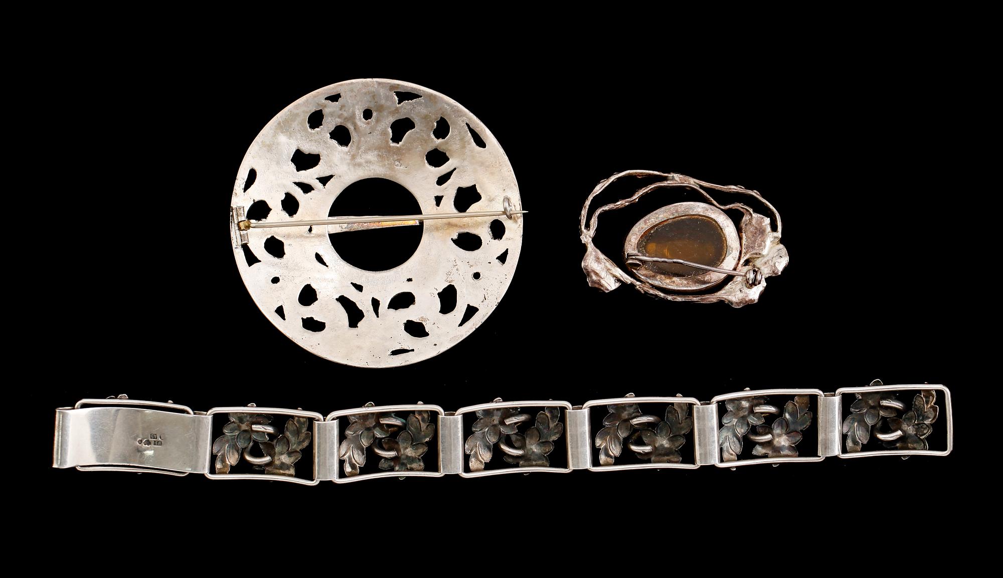 BROSCHER, 2 st samt ARMBAND, silver, 1900-talets andra hälft. Total vikt ca 70 gram.
