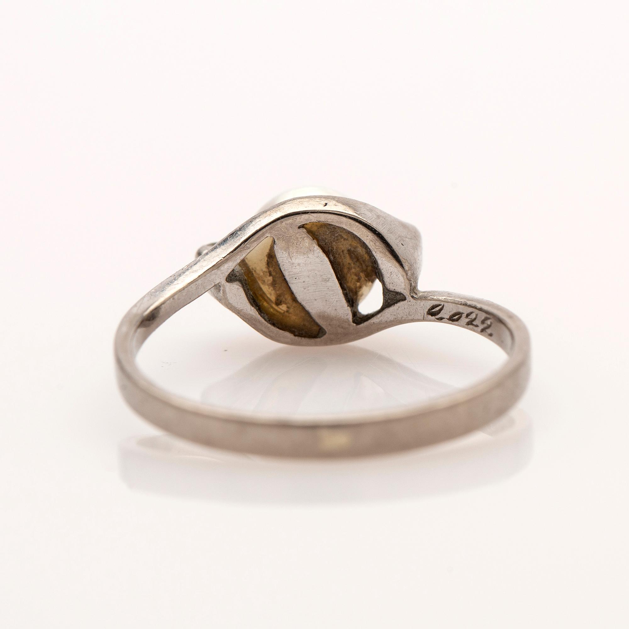 Ring, 18K vitguld, med pärla och briljanter.