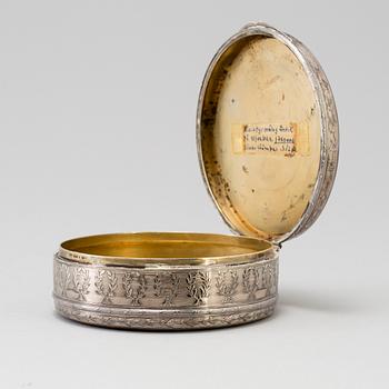 DOSA med LOCK, silver, Louis XVI-stil, sent 1800-tal. Total vikt 260 gram.