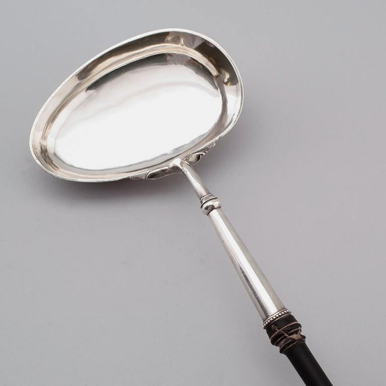 SOPPSLEV, silver, Peter Johan Zetterling, Linköping 1795. Total vikt 184 g.