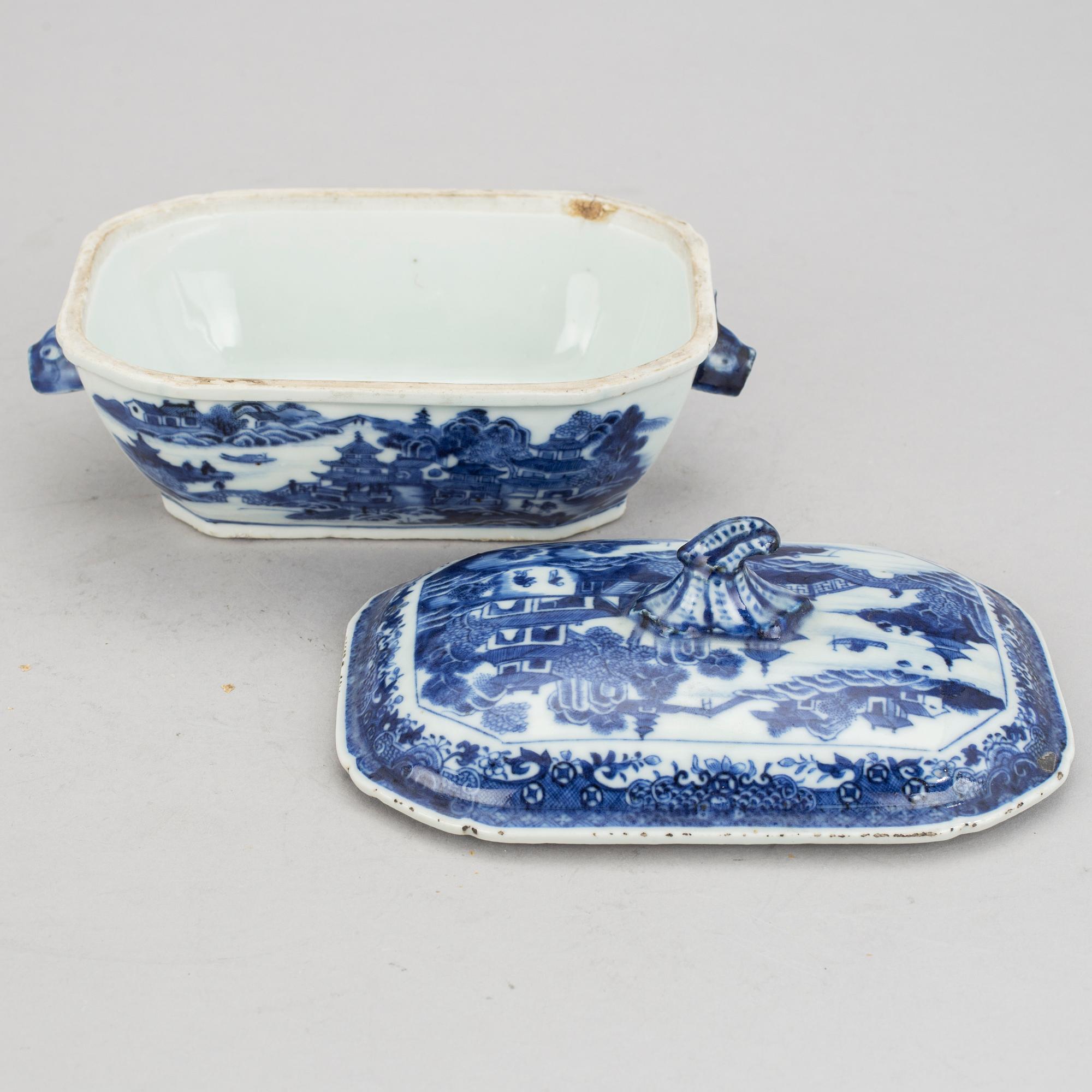 SMÖRTERRIN, porslin, Qingdynastin, Qianlong (1736-95).
