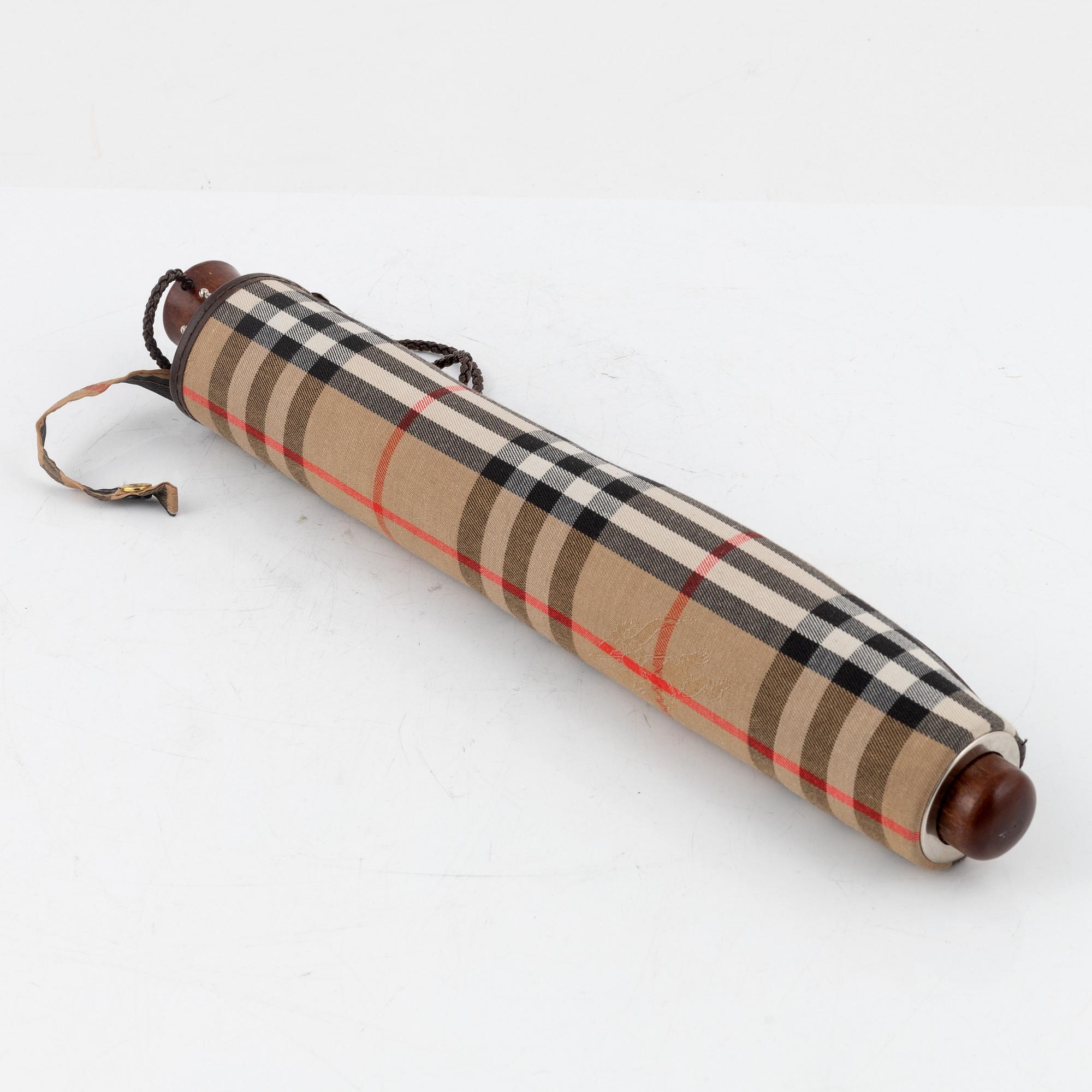 Burberry a Nova Check tote bag and umbrella. Bukowskis