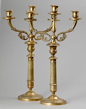 KANDELABRAR, ett par. Mässing. Empirestil, 1800-talets slut.