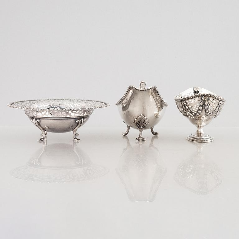 Two silver bowls and a sauce bowl, England and Sweden, 1900-1932.