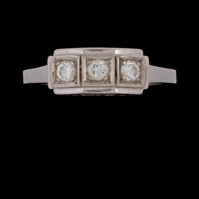 RING, 18K vitguld med 3 briljantslipade diamanter, 0.27 ct, Gustav Dahlgren & Co, Malmö, 1952. Vikt 4,7 g.