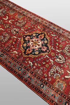 A figural Hamadan runner carpet, 450 x 112 cm.