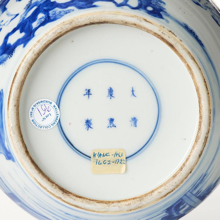 A finely painted blue and white jar with cover, Qing dynasty, 19th century. The cover 17th century.