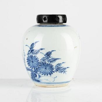 A Chinese blue and white porcelain jar woth wooden cover, Qing dynasty, 18th century.