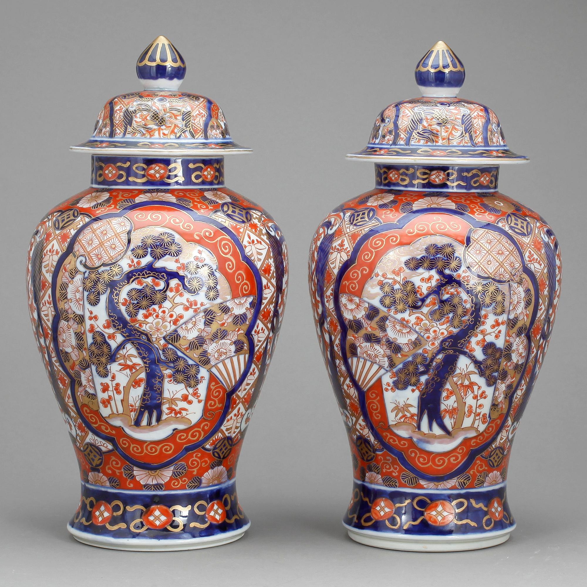 LOCKURNOR, ett par, porslin, Japan 1900-tal.